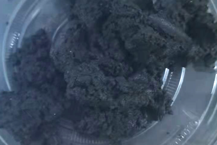 污泥烘干機(jī)系統(tǒng)適合于粘性較大的各種污泥干燥，可將含水85％左右的濕污泥脫水到50%左右再烘干成為含水10％以下的干粉