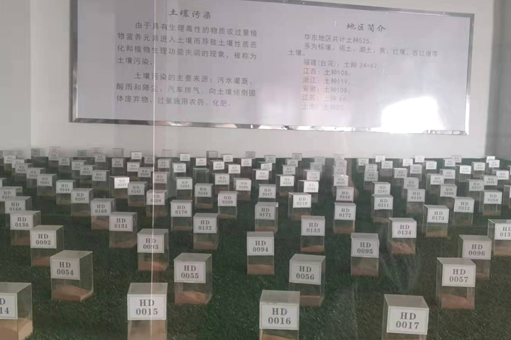 來自礦產(chǎn)開發(fā)、洗選加工過程中產(chǎn)生的大量粘土、泥土礦沙由于持水性高、粘度大、易抱團(tuán)結(jié)塊給后續(xù)物料磨粉、焙燒等工序造成不良影響，烘干機(jī)廠家鄭州東鼎干燥針對此類物料干燥及應(yīng)用特