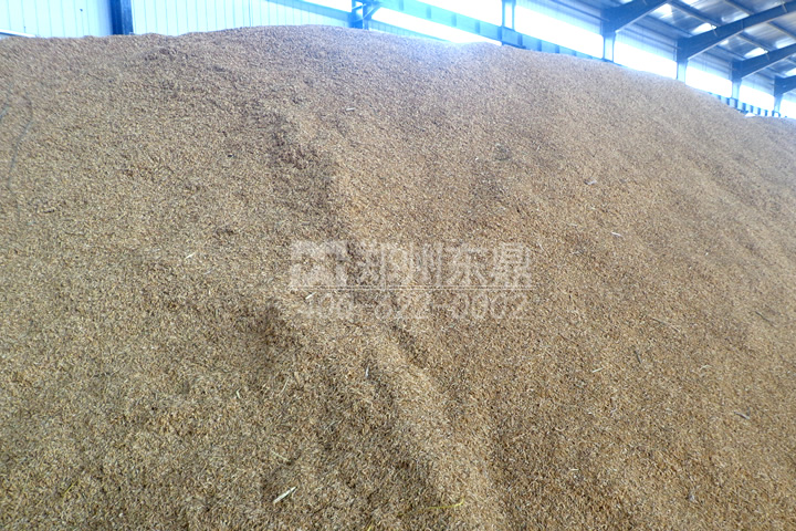 在家具制造行業(yè)生產過程中會產生大量的鋸末、刨花，這些木質物料是加工優(yōu)質生物質顆粒的好原料，但由于水分過高直接壓制顆粒會影響顆粒品質，為了控制鋸末的含水率，我司開發(fā)成套鋸