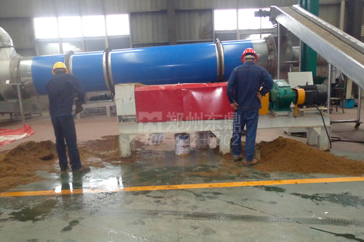啤酒糟烘干機生產線主要由供脫水設備、熱源、上料機、進料機、回轉滾筒、出料機、引風機、卸料器和配電柜、粉碎系統(tǒng)、打包系統(tǒng)等部件構成。