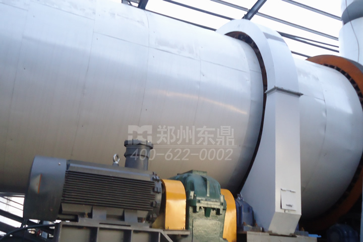 大型精礦粉球團類烘干機設備是一種處理能力大、穩(wěn)定高效、自動化程度高的專用烘干器，適用于鐵精礦、錳礦粉、鈷礦粉、銅精礦、金礦粉、鉛精粉、錫礦粉、汞礦粉、磷精礦、鉬精礦等精礦